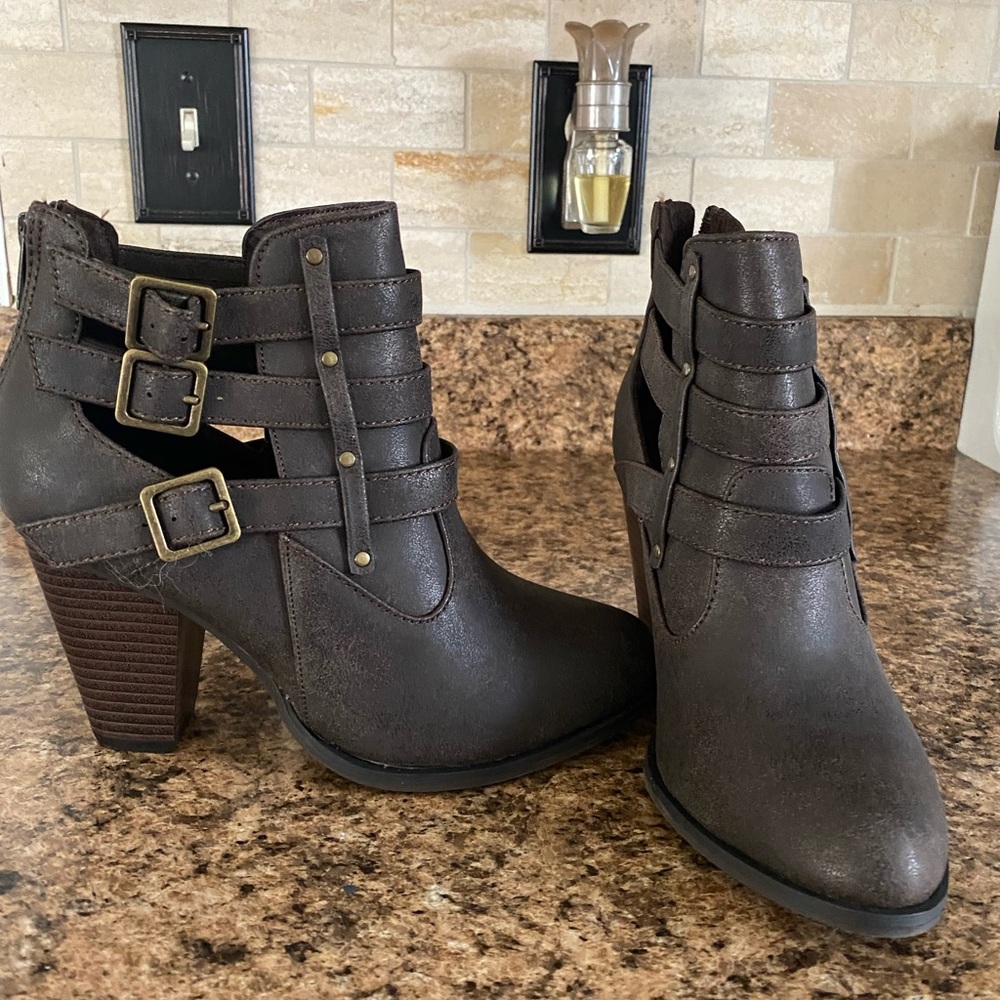 Woman’s Ankle Booties NWT- Brown Size 7.5